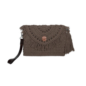 bolso de ganchillo marrón pequeño con solapa y asa de piel marrón