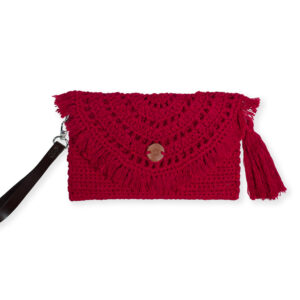 bolso de ganchillo rojo pequeño con solapa y asa de piel marrón