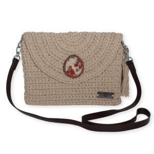 bolso de ganchillo beige grande con solapa, borla y asa de hombro piel marrón
