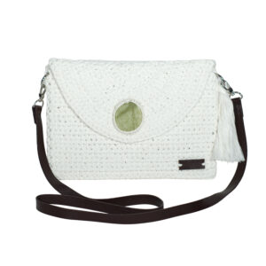 bolso de ganchillo blanco grande con solapa, borla y asa hombro piel marrón