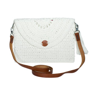 Bolso de ganchillo blanco artesanal con tira de piel color cuero